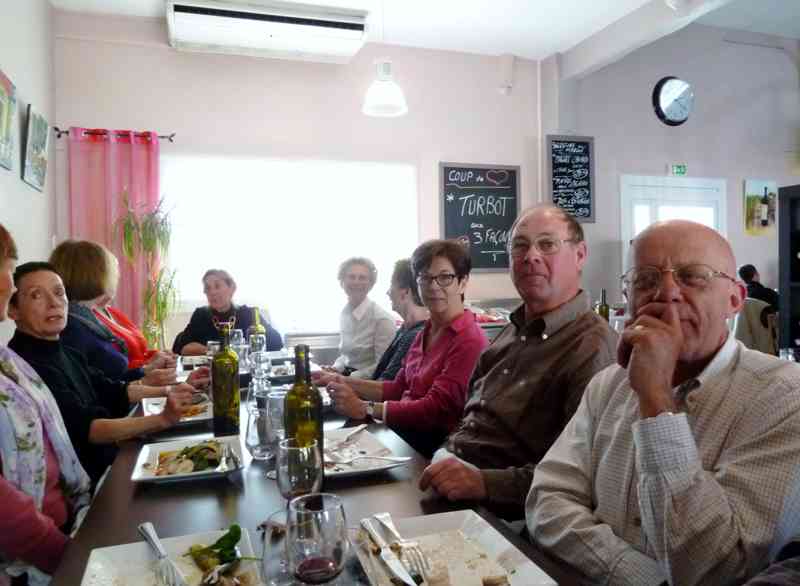 3_P1050762 (Clement).jpg - ... et premier déjeuner en commun...